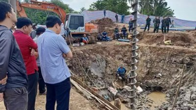 越南救援人员正试图营救一名被困在同塔省南部一座建筑工地内水泥管深处的10岁男孩。 （图取自网络）