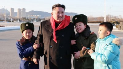朝鲜最高领袖金正恩本周日将迎来39岁生日，届时朝鲜军方是否再次发射导弹，受到韩国严密关注。图为金正恩元旦会见朝鲜儿童联盟代表。（朝中社/路透社）

