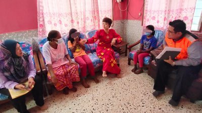陈丽群（右3）探访被她揭发，年纪尚小的印裔姐妹兜售印度零食近况。