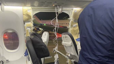 美国阿拉斯加航空公司一架客机起飞后不久，据报机舱一个窗门飞脱，要折返紧急降落。从乘客拍摄的照片可见，一个乘客座位旁边出现缺口。（图：X社交平台）
