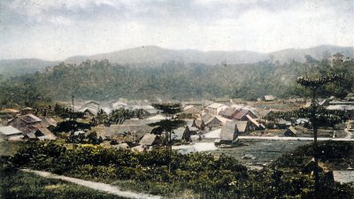 19世纪末的务边矿镇，图中可见1887年大火后重建的双层店铺。