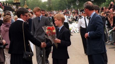 哈里指1997年跟随其他王室成员走到外面会见民众时，不可以流露出任何悲伤的情绪而感到“一些罪咎感”。这是他接受民众为悼念他母亲的鲜花。（网络图片）