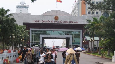 图为越南广宁省芒街口岸。（图取自维基百科）