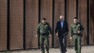 美国总统拜登当地时间周日在得州埃尔帕索视察时，听取边境巡逻员警的报告。（图取自法新社）