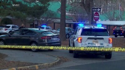 在美国弗吉尼亚州纽波特纽斯市的里奇尼克小学，上周五发生6岁儿童用枪打伤老师事件。案发后，现场被封锁起来。（图取自美国广播公司附属机构WVEC/路透社）