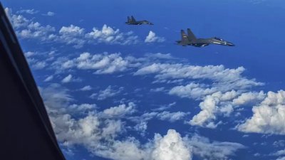 中国解放军战机去年8月在台湾周边上空进行联合战斗演习。（美联社）