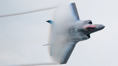 2019年9月7日在加拿大魁北克举行的加蒂诺-渥太华航展期间，F-35演示队飞行员和指挥官进行空中演习。（图取自路透社档案照）