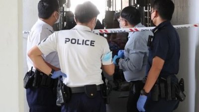 新加坡警方证实，一名69岁妇女被发现倒卧单位，被医护人员证实死亡。图为警方封锁走廊，进行调查。