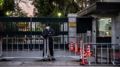 一名警员在东京的中国驻日本大使馆外驻守。（图取自法新社）