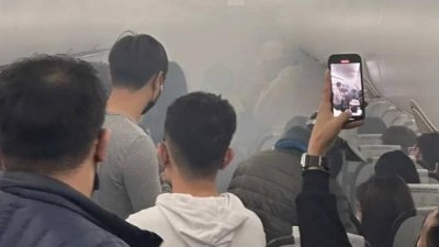 酷航TR993航班机舱内起火冒浓烟，两名乘客因便携式充电器过热起火而被烫伤。