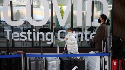 来自中国的旅客，在韩国仁川国际机场的检测中心外等候。（图取自路透社）