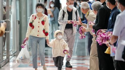 泰国曼谷国际机场周一迎来中国开放边境后的首批中国旅客。（路透社档案照）