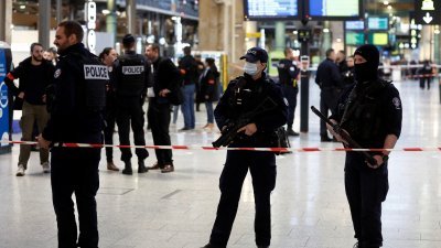 巴黎北站发生袭击事件后，警方封锁现场展开调查。（图取自路透社）