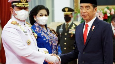 2022年12月19日在位于雅加达的总统府，印尼总统佐科在就职典礼上祝贺新任命的印尼国家武装部队司令尤多马戈诺海军上将。（图取自路透社）