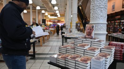 民众周二在美国纽约的巴诺书店，翻阅哈里的自传《备胎》。（图取自法新社）