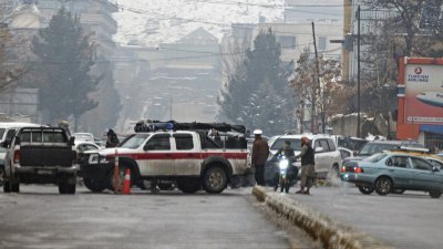 阿富汗外交部附近周三下午发生自杀式爆炸袭击后，塔利班安全部队封锁了道路。（图取自法新社）