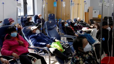 上海爆发新冠肺炎疫情，当地一家社区卫生服务中心可见多名患者接受静脉注射治疗。（图取自路透社）
