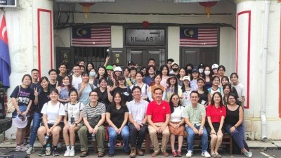 新加坡国立大学建筑绘测系约50名硕士课程国际学生与教授到访居銮展开考察。
