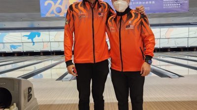 敦哈金（右）与搭档莫哈末沙兹罗在香港保龄球亚锦赛男双项目中拿下银牌。 （图片转载自大马保总面子书）