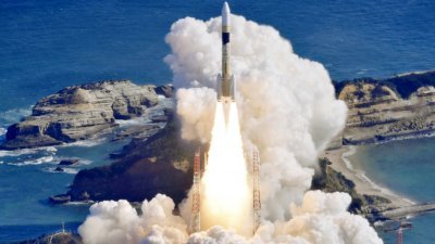 搭载情搜卫星的日本H2A运载火箭48号机，周五下午在日本鹿儿岛县的种子岛太空中心升空。（图取自共同社/路透社）