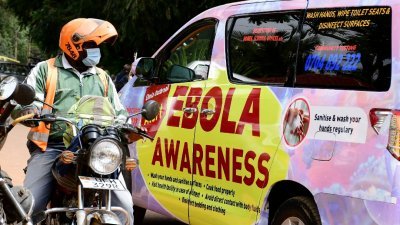 2022年10月27日在乌干达首都坎帕拉，一辆反埃博拉宣传车沿著Kyadondo路行驶。（图取自路透社档案照）