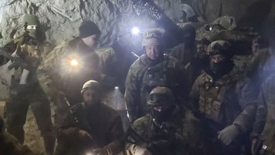 在本月10日发布的照片中，瓦格纳集团创办人普里格津与他的雇佣兵们，据信在位于乌克兰东部顿涅茨克州前线的索列达尔的盐矿中拍照。（图取自Concord/路透社）