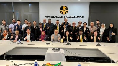 黄思汉（前排左5）联同诺莱妮（左6）与马来西亚制造商联合会主席伍凤圆（右3）、理事和会员们针对外劳宿舍课题展开对话。