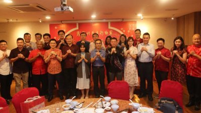 霹州行动党国州议员与霹州《东方日报》新闻从业员向各界贺年。左8为倪可敏。