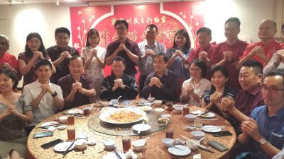 霹州行动党举办中文媒体之夜，并与各报馆代表向出席者贺农历新年。坐者左4为倪可敏。
