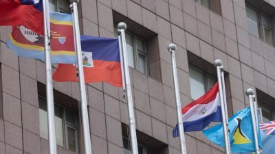 图为台北大使馆所在的外交区内，原本挂著瑙鲁国旗的旗杆已经除去该旗。（图取自路透社）
