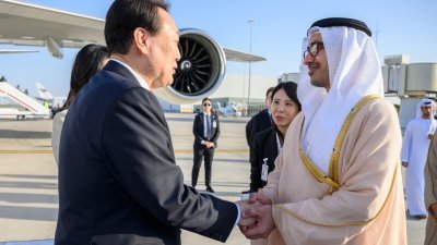 阿联酋外长阿卜杜拉在机场欢迎到访的韩国总统尹锡悦。（图取自阿联酋总统法院/法新社）