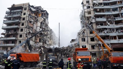 乌克兰救援人员上周日继续在第聂伯罗市遭导弹袭击的住宅公寓展开搜救行动。（图取自路透社）