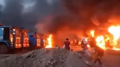 工人在冲突中烧毁冶炼厂的车辆。（图取自网络）