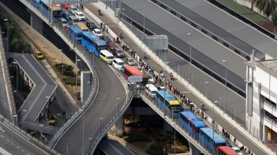 新加坡移民局表示，从周一起至来临周五（20日），希望通过陆路关卡出境的旅客应该预留更长的通关时间。（档案照）