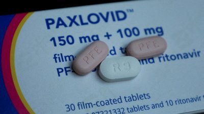 中国上月疫情急升以来，美国辉瑞药厂（Pfizer）生产用来治疗新冠肺炎的药物Paxlovid一药难求。（图取自路透社档案照）