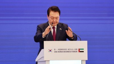 韩国总统尹锡悦于周一，在阿联酋阿布扎比举行的阿联酋-韩国商业论坛上致辞。（图取自路透社）