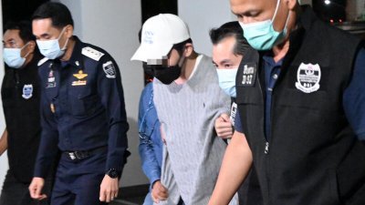 蔡永辉（左3，译音）在泰国普吉岛机场被捕，被带回曼谷协助调查。