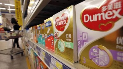 中国北京市一家超市货架上摆放了多款奶粉，让顾客选购。（路透社档案照）