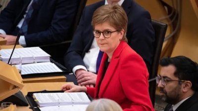 苏格兰首席部长斯特金于上月在议会介绍备受争议的性别认同改革法案。（图取自Alamy/卫报）