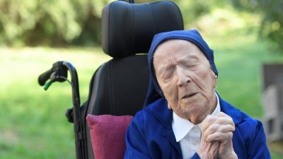 2021年2月10日117岁生日前夕，坐在轮椅上的安德烈修女，在法国南部土伦市的疗养院内祈祷。（法新社档案照）