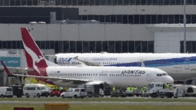 周三从纽西兰奥克兰飞往澳洲悉尼的澳洲航空班机，因引擎出现问题在途中发出求救信号，最终安全降落。（图取自法新社）