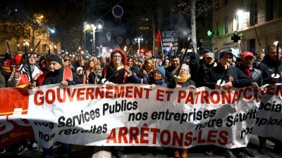 在法国东南部马赛的Canebiere，抗议者当地时间周二晚响应CGT工会号召的点燃火炬的游行，反对政府的退休制度改革。（图取自法新社）