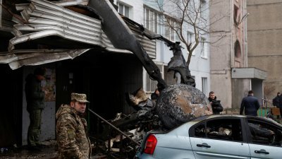 载有内政部长莫尼什斯基等官员的直升机，坠毁在基辅郊外布罗瓦里的一家托儿所外，建筑前可见直升机残骸。（图取自路透社）