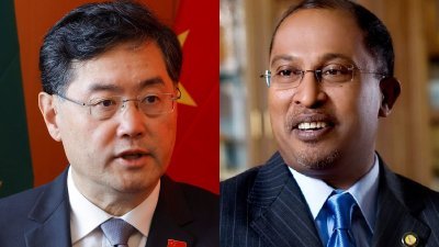 中国外交部长秦刚（左）周二与马来西亚外长拿督斯里赞比里通电话。