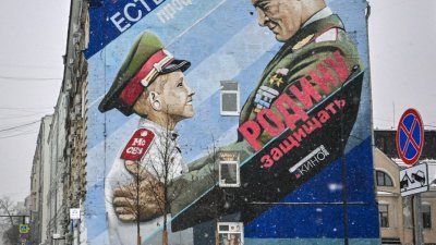 在俄罗斯首都莫斯科，一名行人周二走过一幅描绘俄罗斯将军和一名军校学员的壁画，上面写著“有这样的职业——保卫祖国”。（图取自法新社）