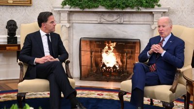 美国总统拜登当地时间周二，在白宫椭圆形办公室会晤荷兰首相吕特。（图取自法新社）