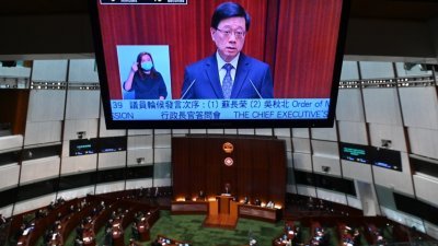 香港特首李家超周四出席立法会行政长官答问会，答复议员的质询。（图取自中新社）