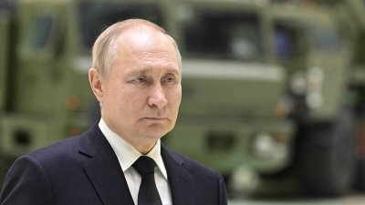俄罗斯总统普京18日在圣彼得堡视察一座生产防空系统元件的工厂。（欧新社）