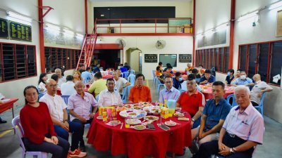 曹观友（左5起）与刘子健于周三晚出席槟州威南华都志愿消防队慰劳宴。
