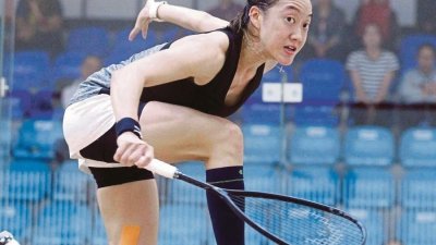 大马壁球职业女选手刘薇雯在决定参加比赛之前需要看看自己的身体状态。